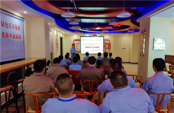 舟山煤电公司班组政治宣传员以讲党课形式宣讲。 张旭 摄.jpg