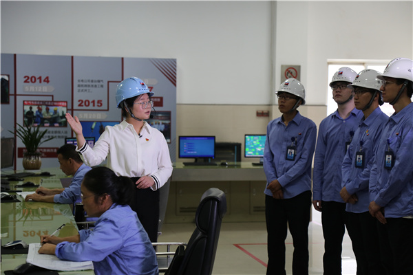 长电政治宣传员为新入职员工宣讲习近平能源安全新战略在188bet金宝博
的实践。 温作仁 摄.jpg