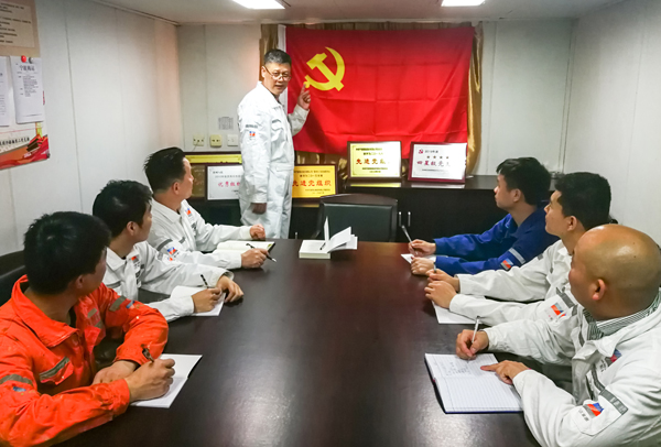 4月20日，188bet金宝博
所属宁波海运“明州76”轮党小组组织开展面向船舶党团员和群众的党史主题政治宣讲。 屠添荣 摄x.jpg