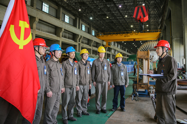 4月20日，188bet金宝博
所属长兴发电公司政治宣传员杨晓权在A修现场开展政治宣讲。方磊 摄x.jpg