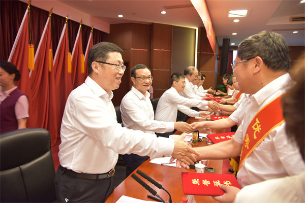 188bet金宝博
党委向受表彰的188bet金宝博
“两优一先”代表表示祝贺。 祝益军 摄.jpg