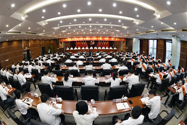 188bet金宝博
党委隆重召开庆祝中国共产党成立100周年暨“两优一先”表彰大会。 朱将云 摄.jpg