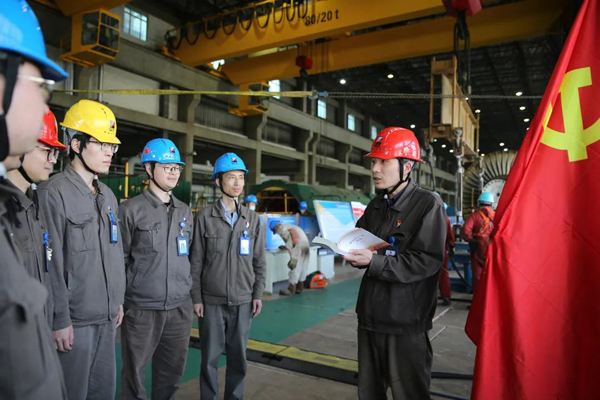 188bet金宝博
长电公司政治宣传员杨晓权在A修现场为党员志愿者队开展政治宣讲x.jpg