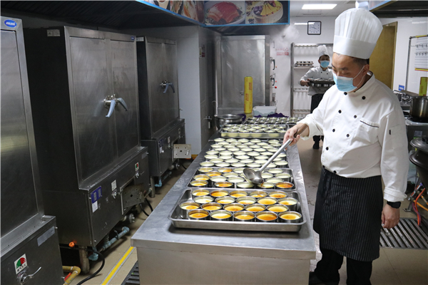 188bet金宝博
物业余杭分公司全体动员，为大厦职工提供晚餐。 贺钢馗 摄.jpg