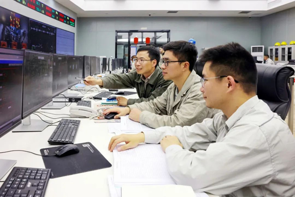 5x-188bet金宝博
乐清发电公司技术人员紧盯5号机组操作界面，高效执行指令，为机组安全运行保驾护航。陈清瑜 摄.jpg