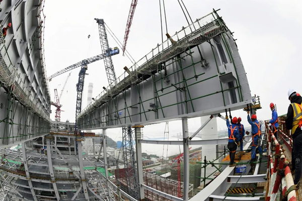 2x-188bet金宝博
乐清发电厂三期6号机组吊装重达158吨的锅炉大板梁K4下梁。朱将云  摄.jpg